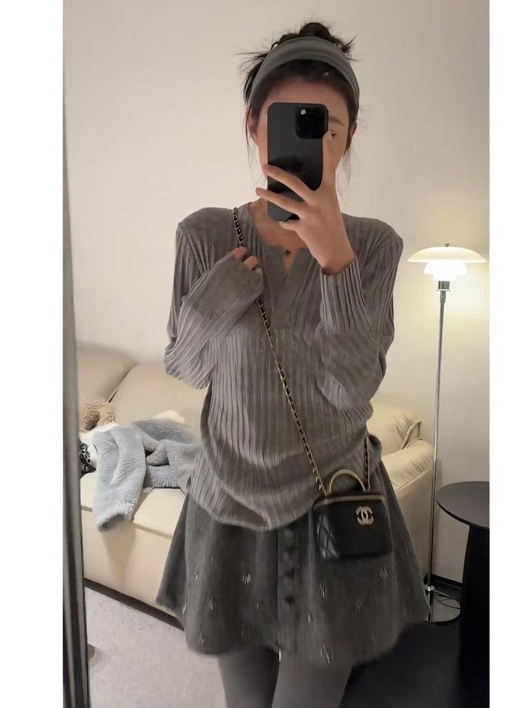 Winter 2025 Slim-Fit Graues Top & Bodycon Rock Set: Stilvoll, lässig, warm und trendig.