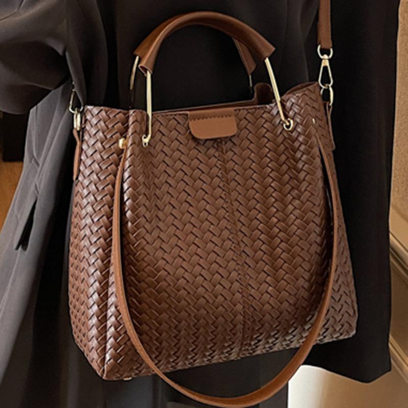 Simple Woven Pattern Portable Bucket Bag, New Niche Temperament Fashionable Women's Messenger Bag