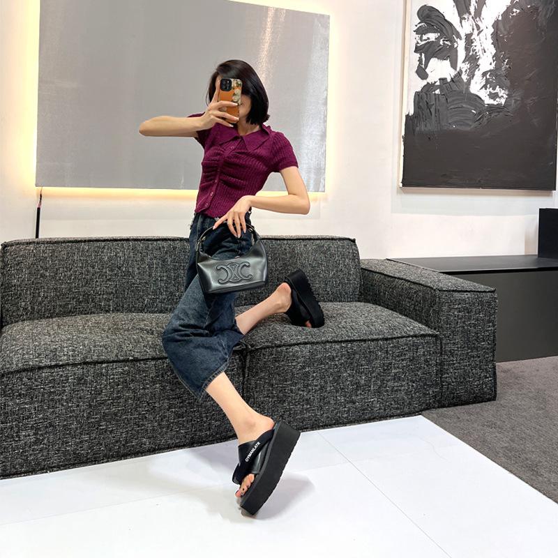 [Spot] Wang Feifei has the same thick-bottomed muffin flip-flops, leather sports foot pinch, non-slip, simple outer slippers.