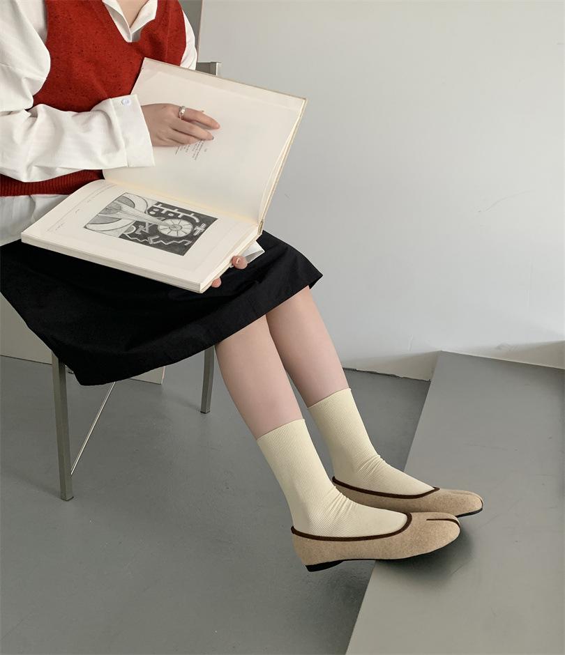 

Grandma shoes women s autumn flat bottom 2025 new shallow mouth fake split toe pig s trotters single shoes one pedal with skirt Doudou shoes 40