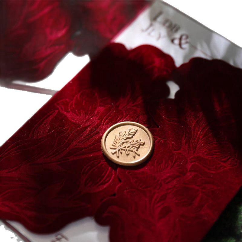 Hochzeitseinladung aus bordeauxrotem Samt mit Wachssiegel – Luxuriös und französisch inspiriert