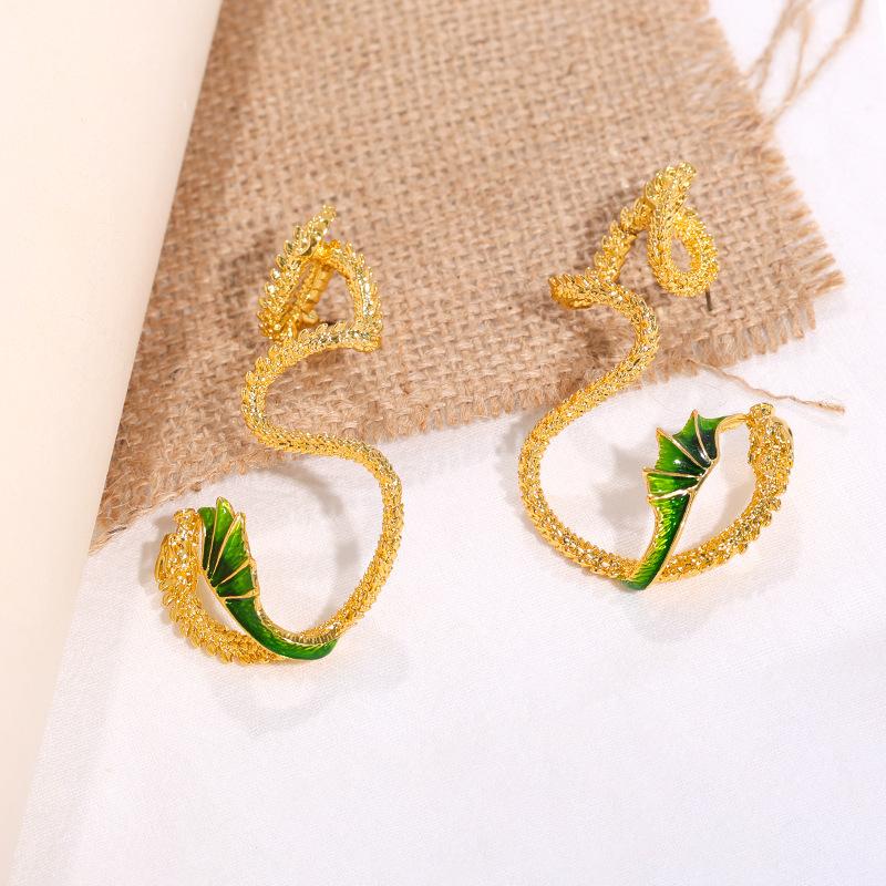 New personalized flying dragon ear clips, niche fashionable retro design, no ear piercings, wearing men's and women's advanced ear clips
