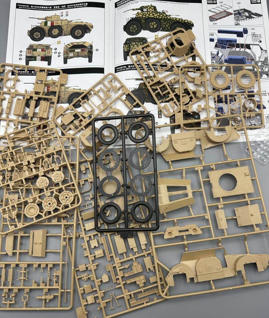 Lanmo Models Italian Autoblinda AB40 Armored Reconnaissance Vehicle Plastic Model Kit 1/35 LANMM-35006