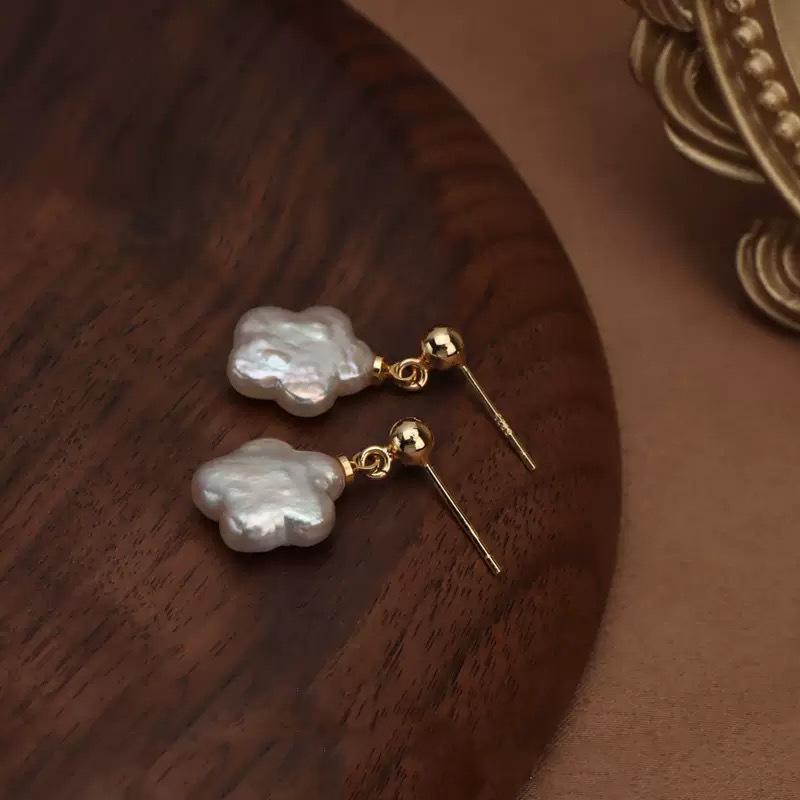 Baroque plum blossom natural freshwater pearl earrings women's s911 silver needle light luxury design high-end stud earrings new