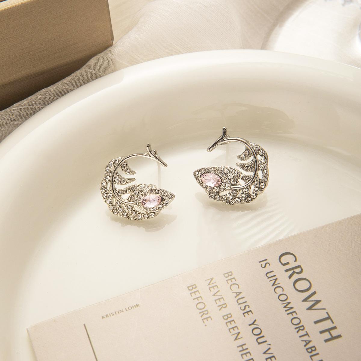 Light Luxury, Simple And Exquisite Stud Earrings, Sweet And Advanced Sense, Diamond-Encrusted Feather Earrings, Unique Temperament Earrings.