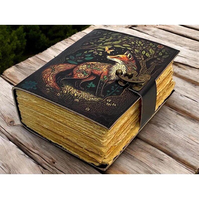 

Большой кожаный журнал-гримуар | Книга заклинаний с принтом лисы | Пустая Книга Теней | Кожаный журнал ручной работы | Подарки для него в стиле колдовства 7 x 5 in