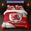 Set Biancheria da Letto Personalizzato Middlesbrough FC con Nome Testo 1 Copripiumino + 2 Federe Logo Calcio Regalo Personalizzato per Occasioni Speciali Decorazione Camera da Letto