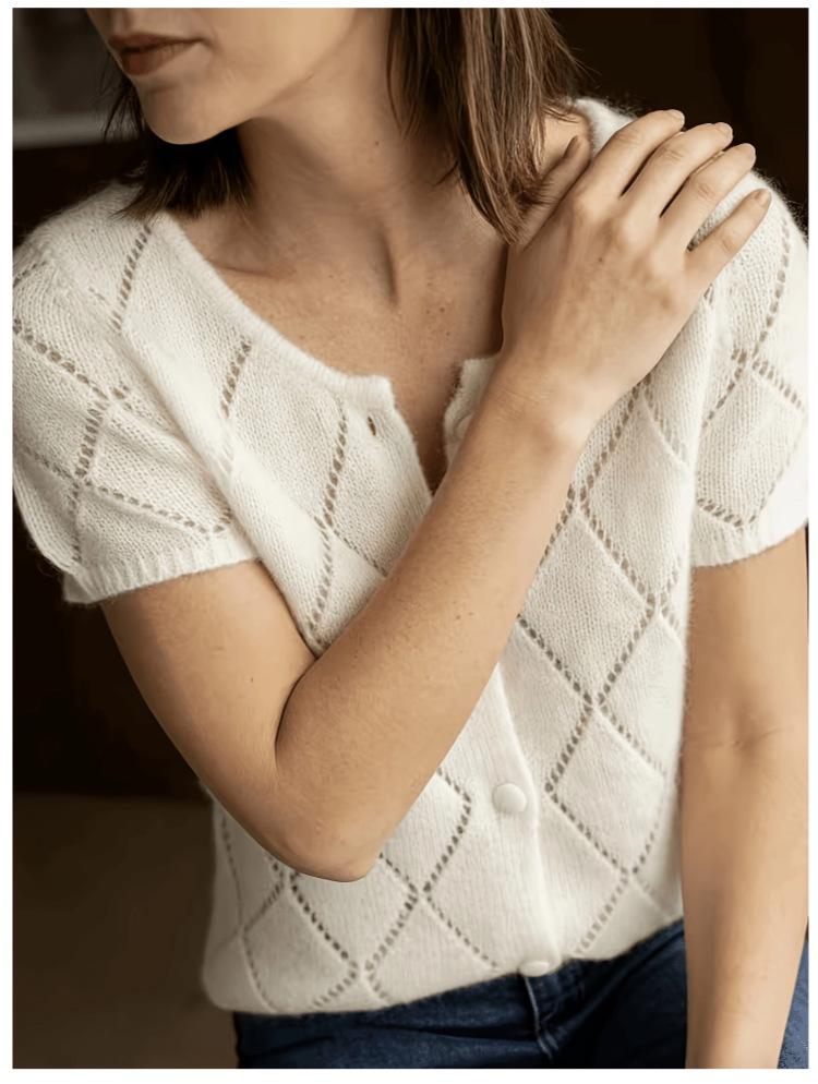 Elegant Women's Diamond Lattice Short Sleeve Cardigan, Round Neck, Single-Breasted Knitwear, Perfect for a Polished Commute.