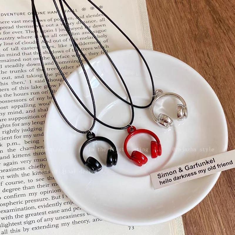 Simple Dripping Oil Headphone Pendant Necklace Niche Design Versatile Casual Sweater Chain Jewelry