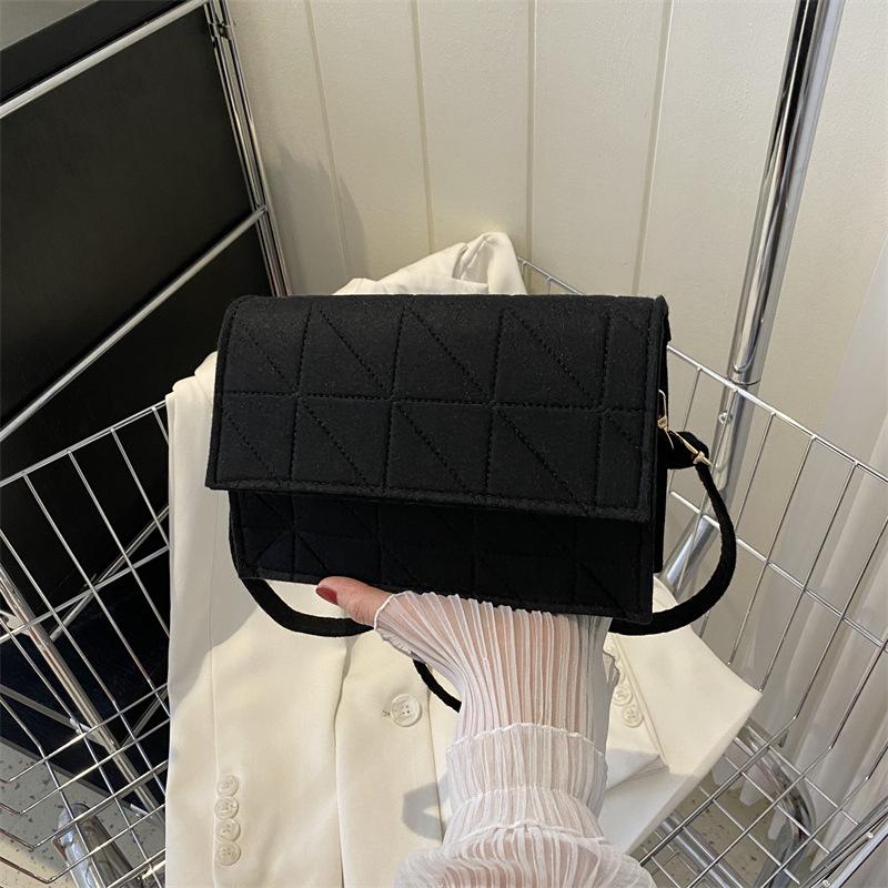

Фактурная женская сумка в иностранном стиле, летняя новая тенденция 2024 года, модная фетровая маленькая квадратная сумка, повседневная однотонная сумка-мессенджер в иностранном стиле чёрный