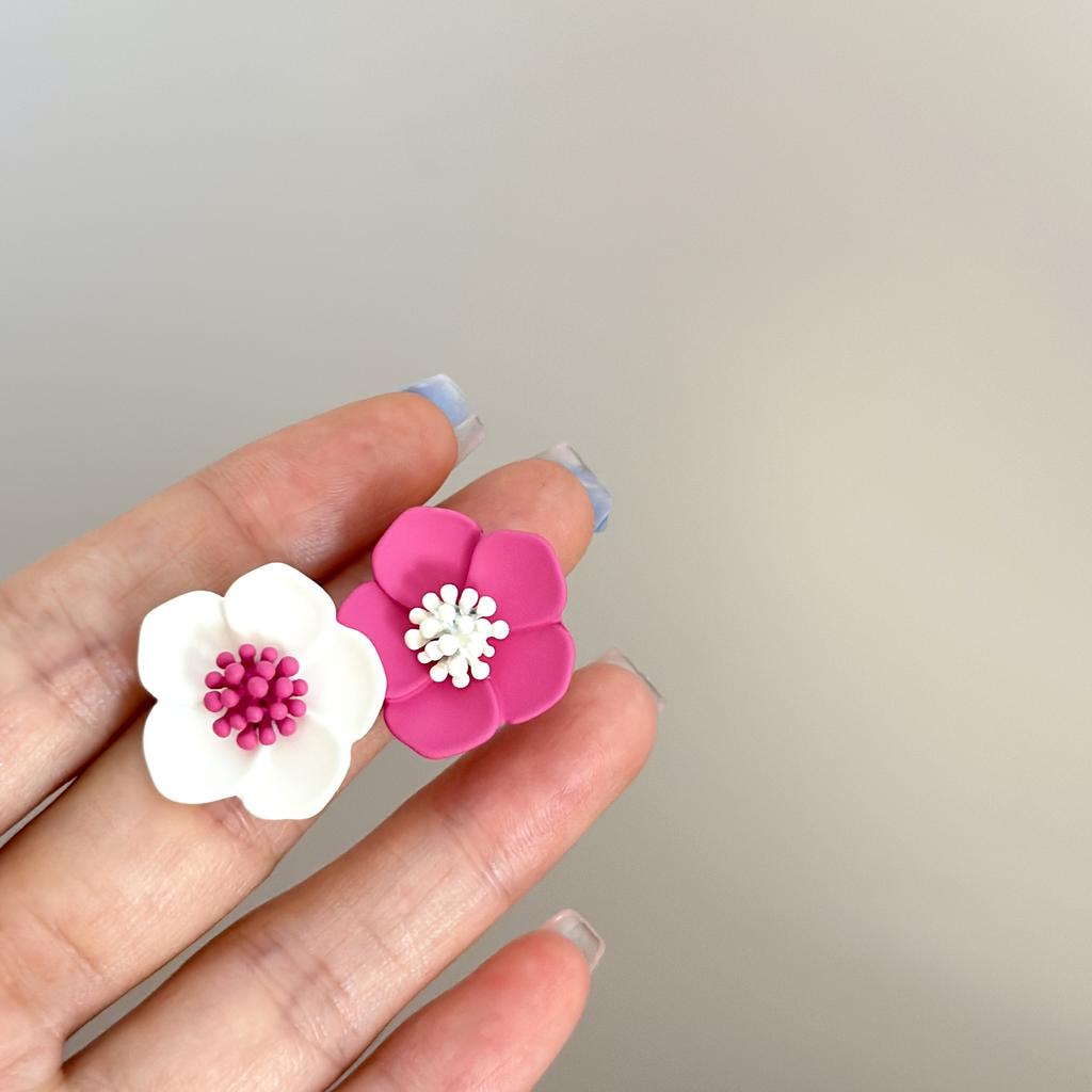 Asymmetric Black and White Contrasting Polka Dot Heart Pendant Stud Earrings for Women Sweet Design Fashion Jewelry Party Gift