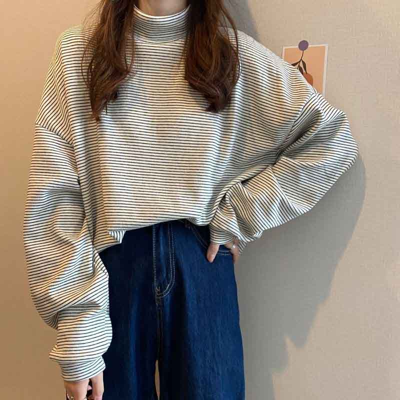 Зимняя женская полосатая футболка с воротником-стойкой — фото 4