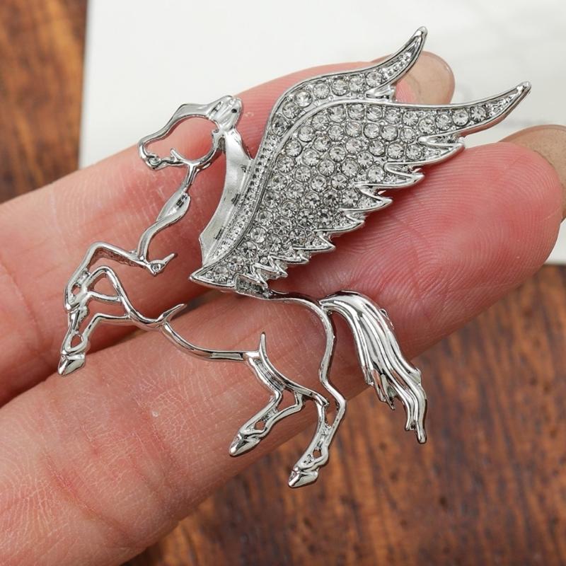 Stylish Brooch Multifunctional Accessory Flying Horse Badge Animal Brooch Perfect for Fashion Enthusiasts Present