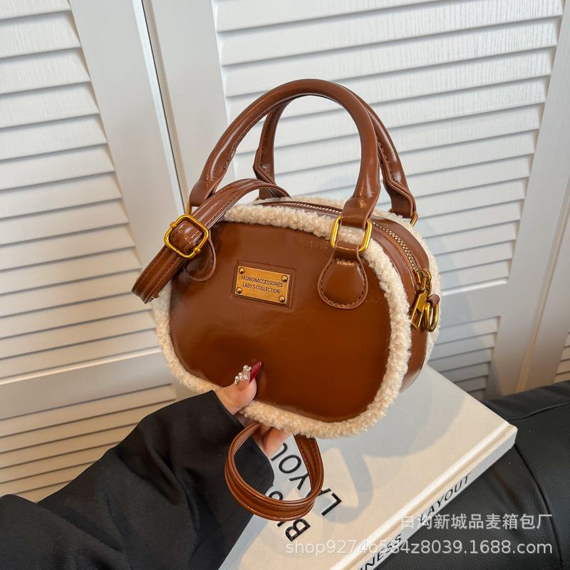 

This year s popular manufacturer portable small bag women s 2025 new retro versatile shoulder messenger small square bag коричневый