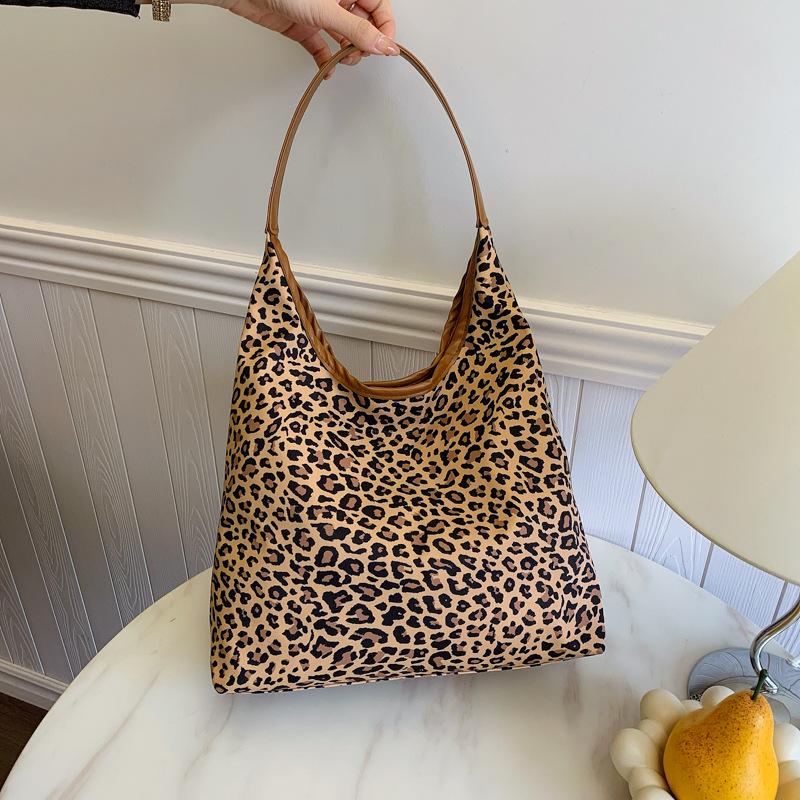 

Большая вместимость 2025 зарубежный стиль зима новый персонализированный модный нишевый тренд повседневная наплечная сумка-тоут женская коричневый