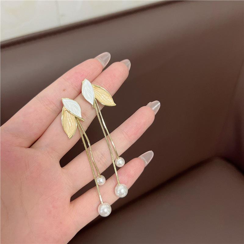 Elegant Leaf Pearl Tassel Earrings: Versatile & Fashionable Design for Gentle Commuting Style.