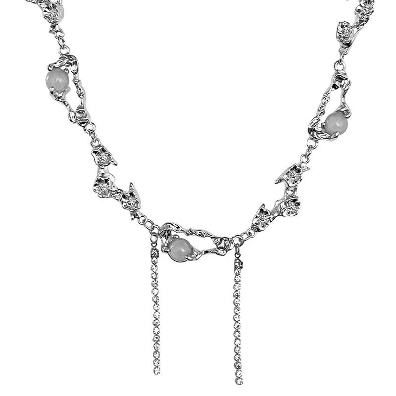 

Niche design cold wind peach blossom moonstone rhinestone fringed necklace ins premium sense collarbone chain