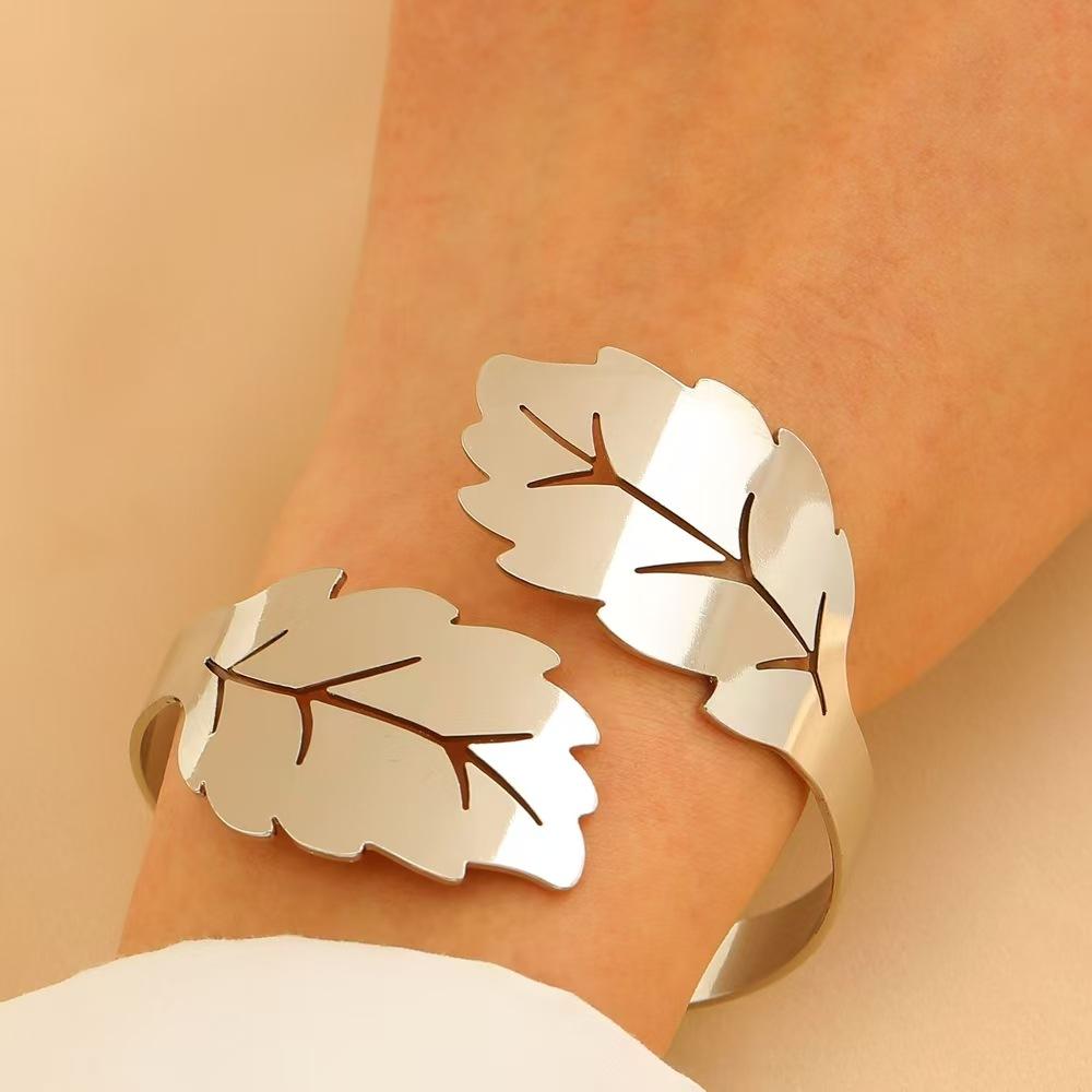 High-quality 2026 gold double-layer S-shaped hollow-out modeling bracelet, simple and versatile snake-shaped opening adjustable jewelry.