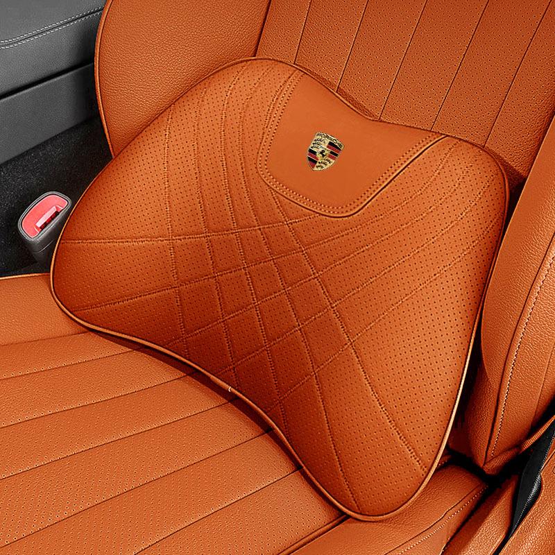 Porsche Jármű Komfort Készlet: Fejtámla, deréktámasz és ülőpárna a nyak és a hát kényelméért a Cayenne, Macan, Panamera, 718 és Taycan modellekben.