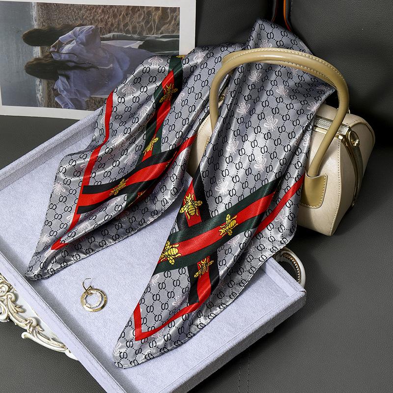 Gefleckter Satin Damen Frühling und Sommer Seidenimitat Schal Bedruckter Kleiner Quadratischer Schal Geschenk Europäischer und Amerikanischer Schal Stola