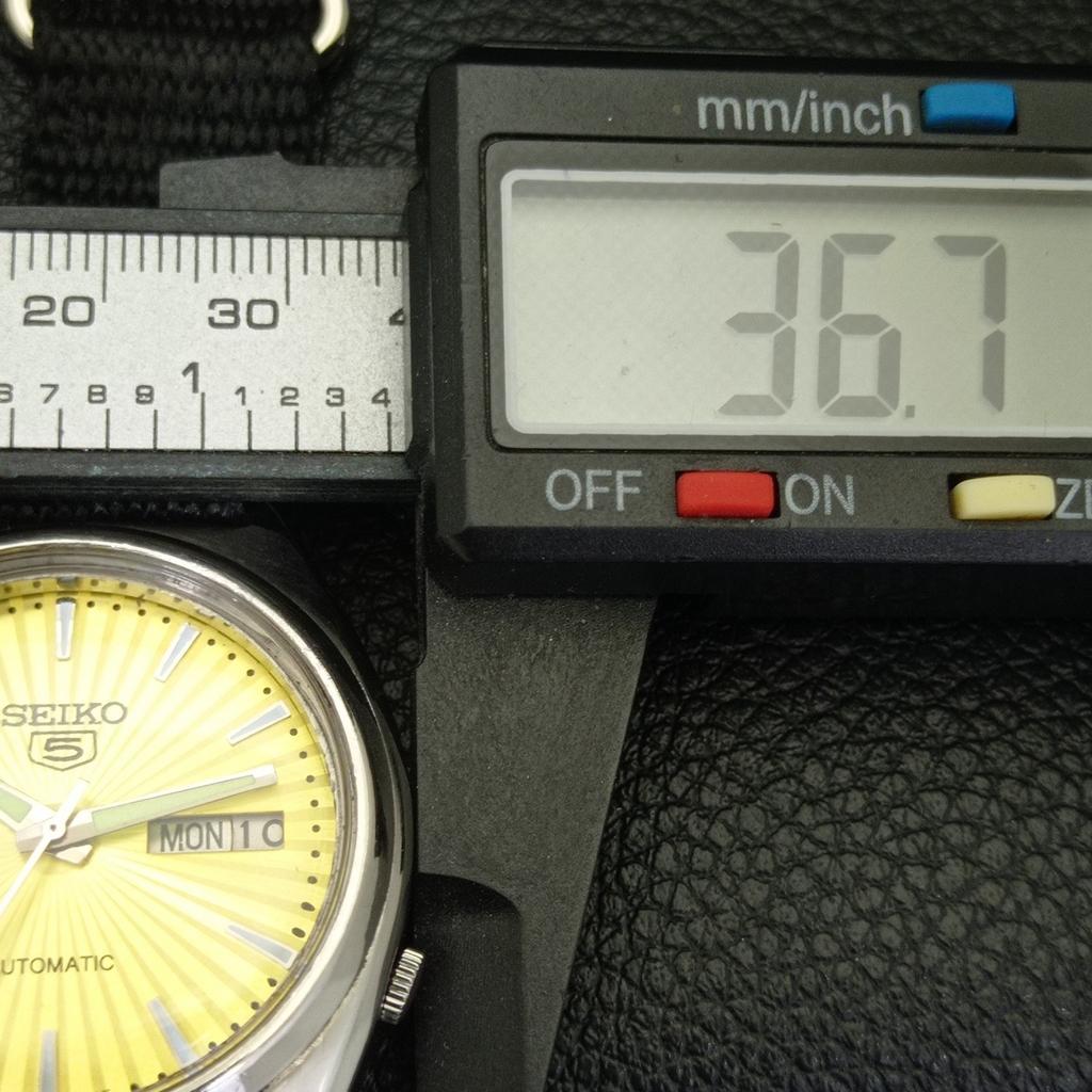 SEIKO 5 AUTOMATIC 7009A JAPAN MENS VINTAGE GOLDEN COLOR DIAL WATCH a701627-5 R206c-a701627