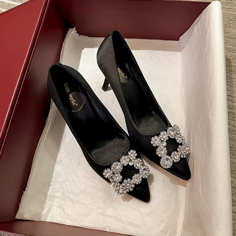 

Тот же стиль, свадебный сезон~ атласные туфли-лодочки с квадратной пряжкой с цветком и бриллиантами на тонком высоком каблуке с острым носком, женские красные свадебные туфли 40