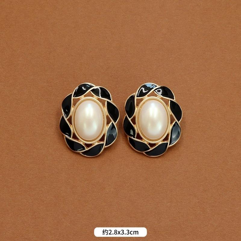 Autumn and winter niche French retro court enamel stud earrings femininity fashionable personality exaggerated Hong Kong style small fragrant ear