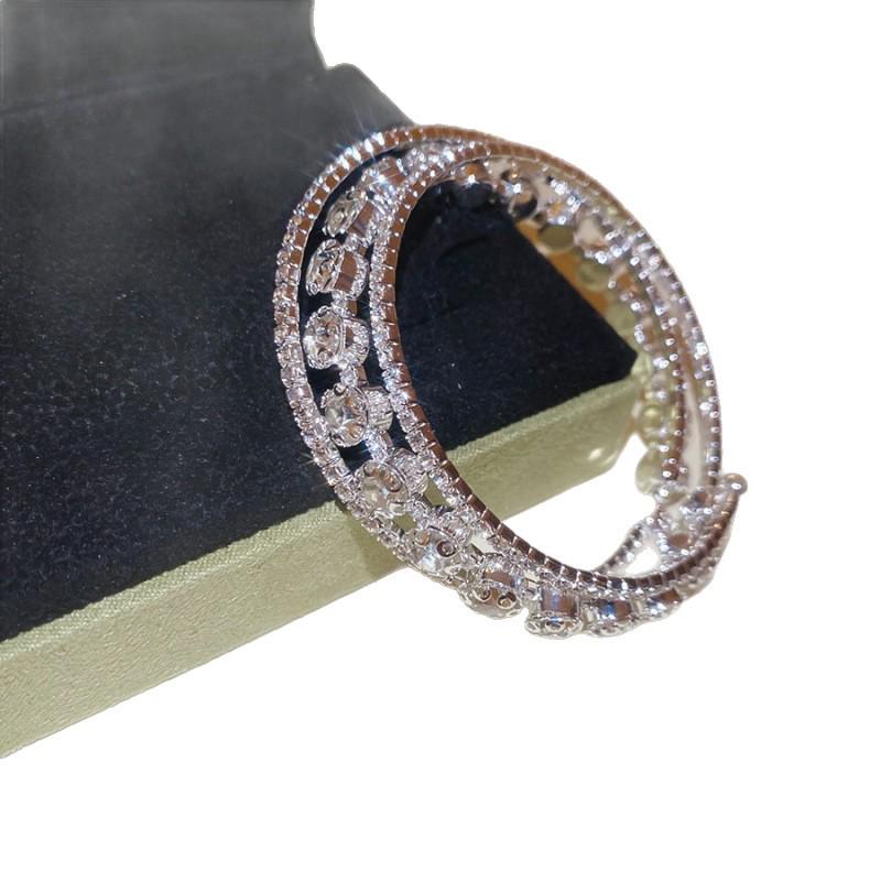 Francuska bransoletka wielowarstwowa z cyrkoniami: Elegancka bransoletka w stylu light luxury z przesadnym designem.