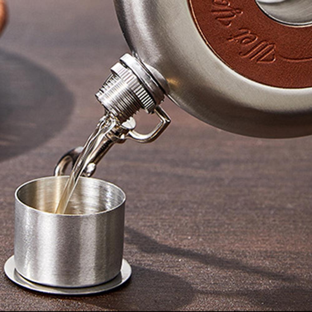 New 8oz Stainless Steel Hip Flask, Outdoor Portable Buckle Wine Pot, Mini Liquor Flagon with a Stainless Steel Small Wine Cup
