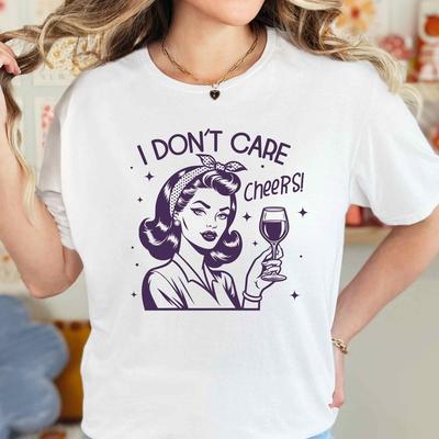 Retro Huisvrouw Unisex T-shirt, Sarcastische Grappige T-shirts, Het Kan Me Niet Schelen, Proost Unisex T-shirt