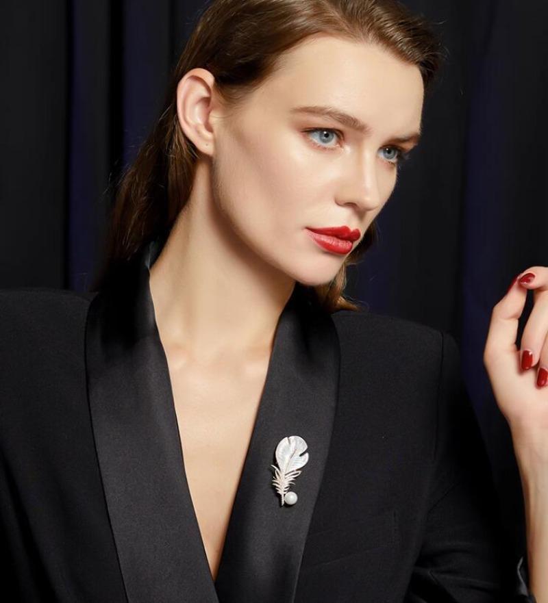 Modische Kristall Muschel Feder Brosche Pins für Damen Weiße Perle Gold Farbe Party Hochzeit Geschenke Kleidung Accessoires