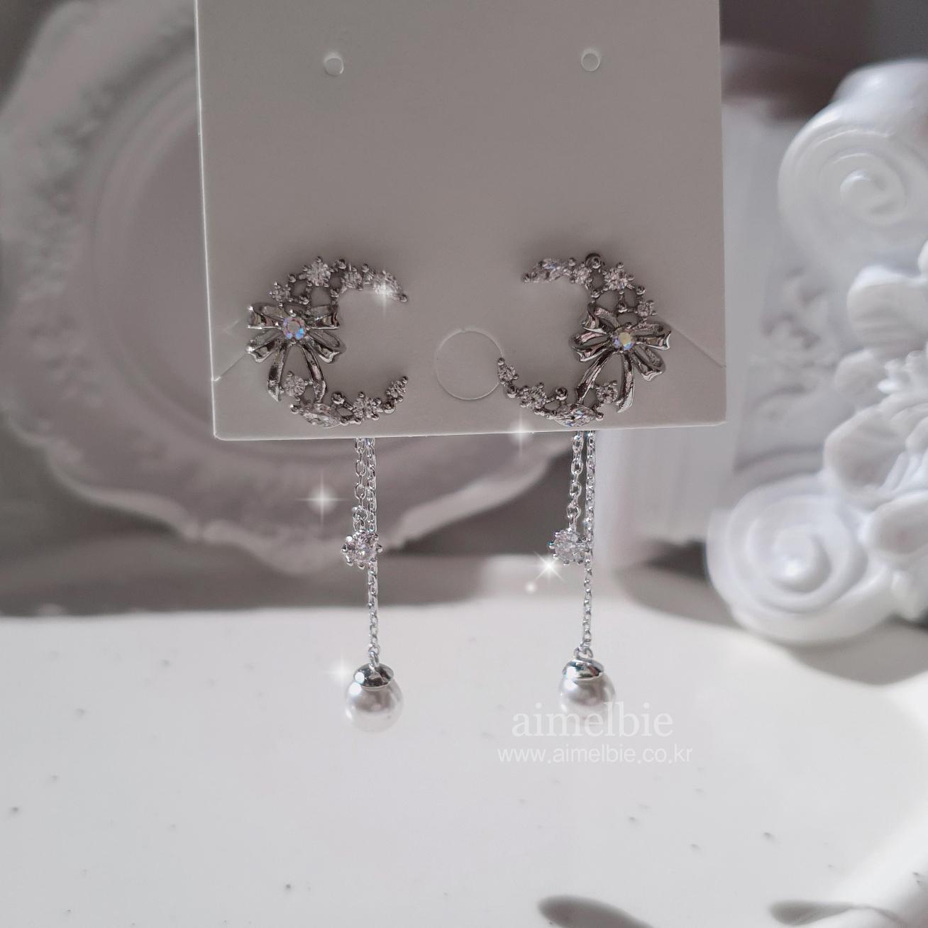 

Изящные серьги с лентой и луной - серебряный цвет