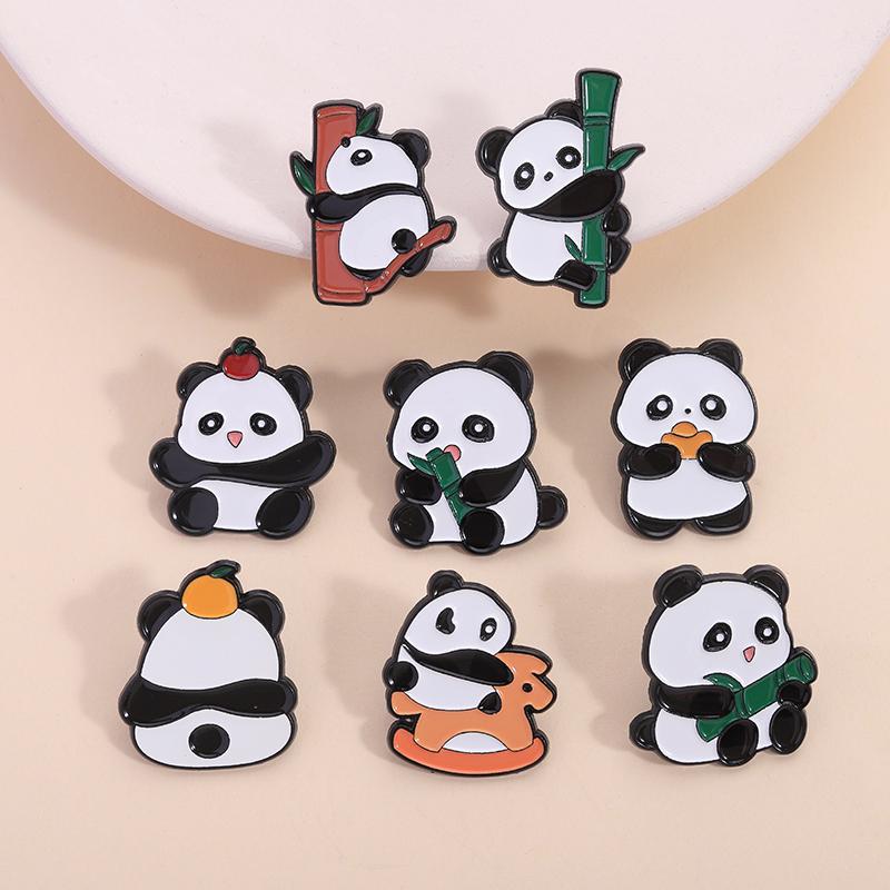Söt Panda som äter Bambu Emaljpins Tecknad Rolig Djur Broscher Knapp till Krage Ryggsäck Smycken Gåvor För Barn Vänner