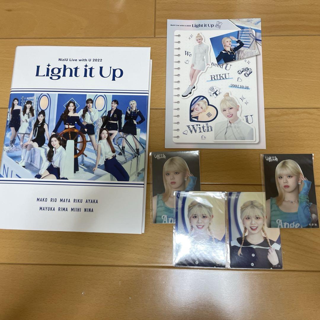 

[Б/У] Футляр для коллекционной карточки NiziU Light it Up и наклейка Riku