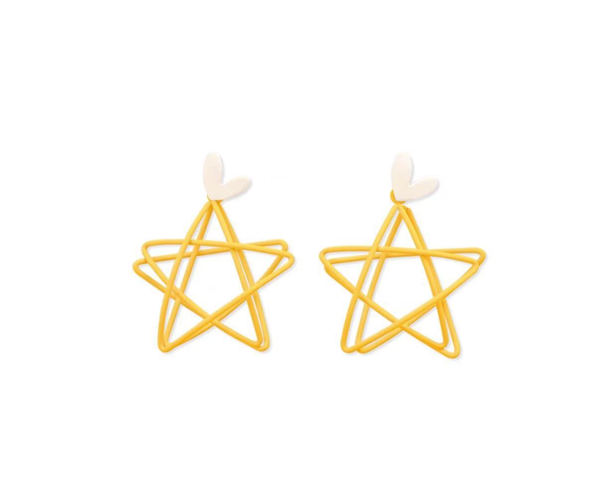 

European Minimalist Star Earrings with Heart Decoration Hollow Five-Pointed Star Design,Suitable for Daily and Party Accessorie