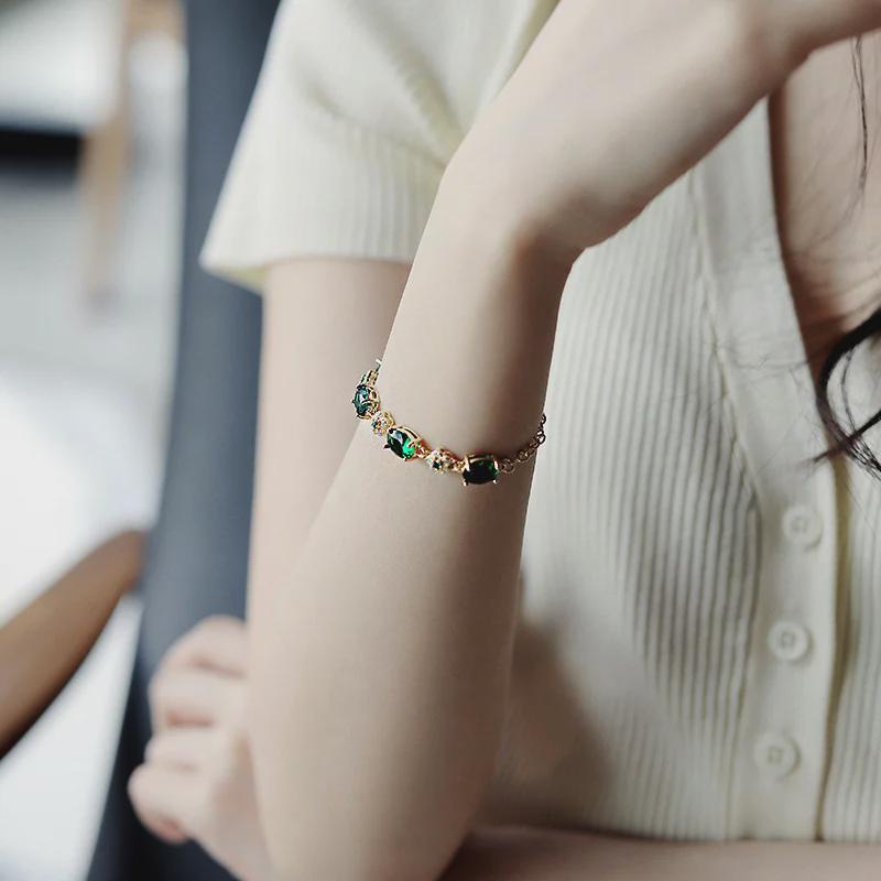 Armband mit roten und grünen Saphiren für Damen: Modisch, Einzigartig, Trendiges Zirkon-Design, Von Prominenten inspiriert, Eleganter Handschmuck