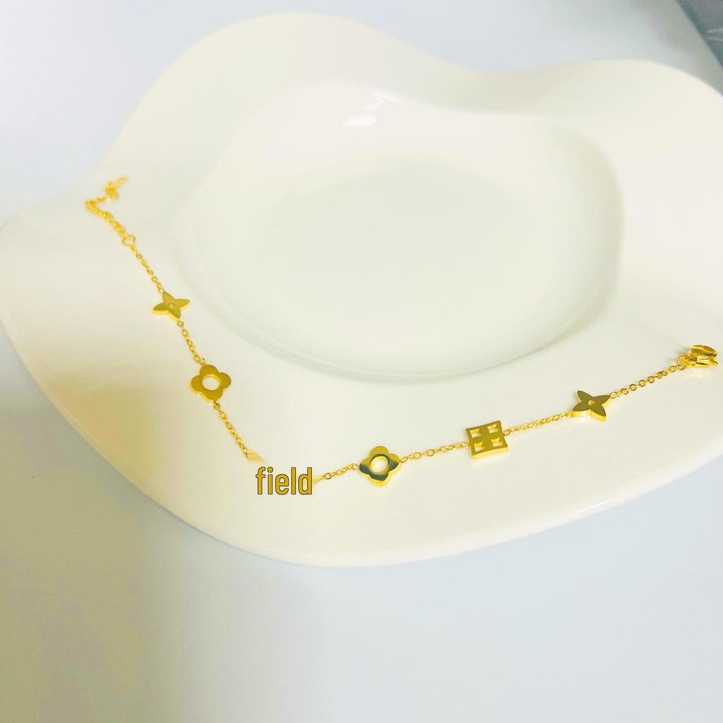 Stilvolles hohles Titanstahlarmband mit vierblättrigem Kleeblatt – Einzigartiges Design