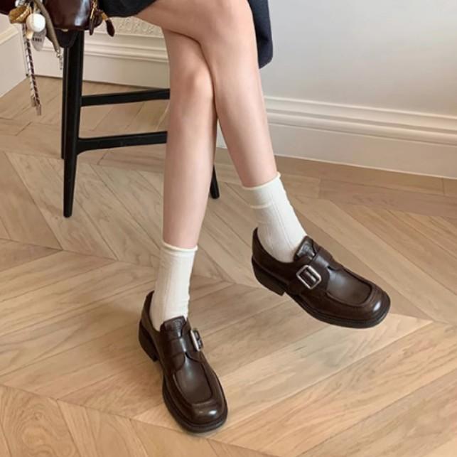 Yuanlitong retro British style loafers women's 2025 winter new belt buckle one pedal small leather shoes women's shoes