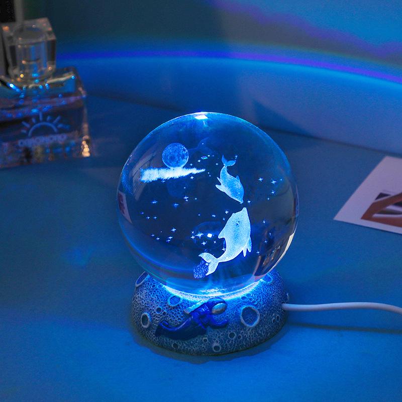 3D Laserem Gravírovaná Křišťálová Koule Noční Světlo - Ideální na Stoly a jako Studentské Dárky