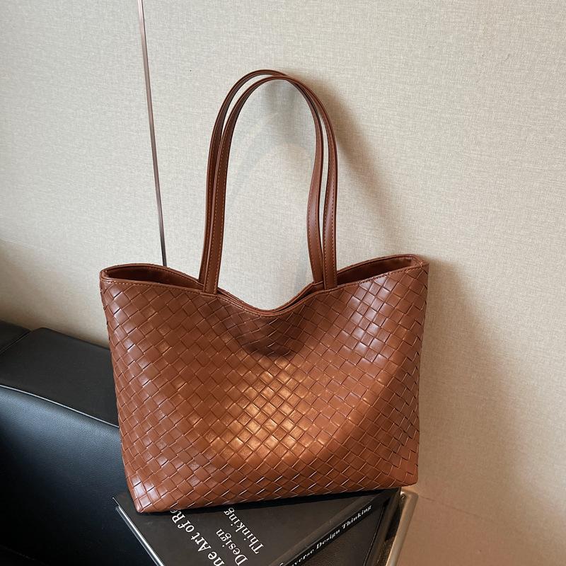 Large capacity bag women's bag new fashion versatile shoulder bag commuter woven tote bag autumn and winter big bag