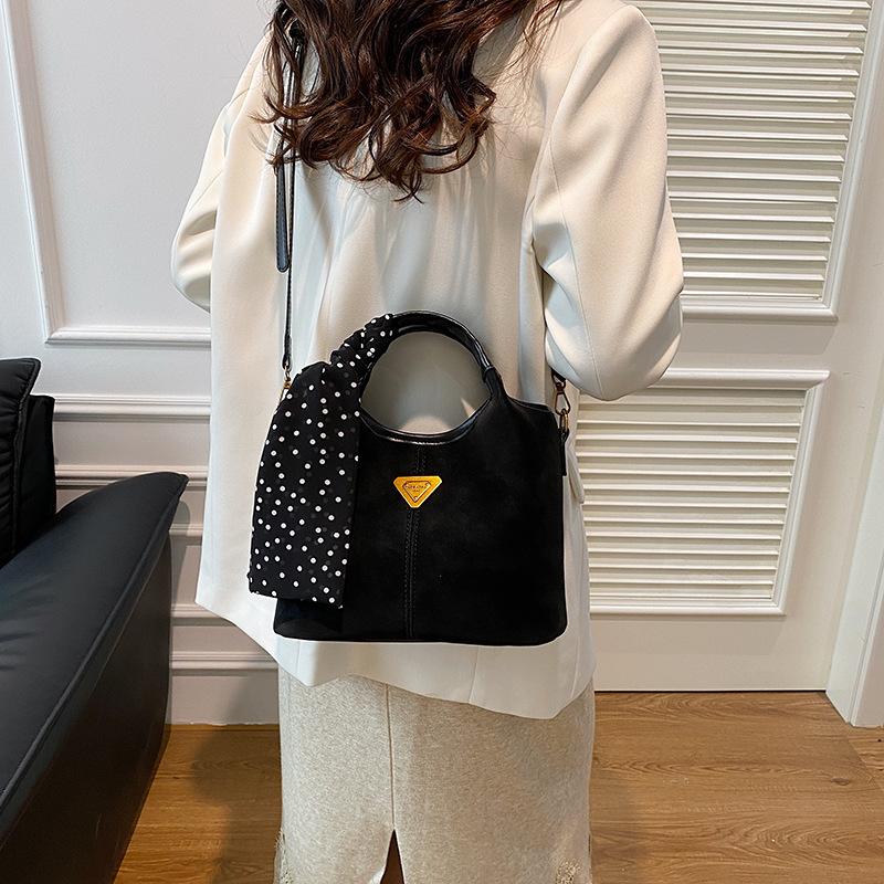 

Casual super fire niche bag women s 2025 new autumn and winter versatile messenger bag fashion explosion portable bucket bag 24*12*20