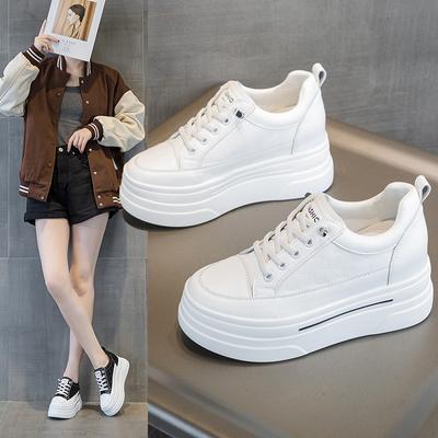 Aumento interno dell'altezza suola spessa tacco a zeppa autunno 2025 nuove scarpe da ginnastica casual da donna traspiranti e comode scarpe muffin bianche