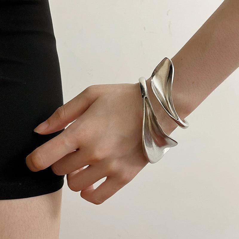 

Жіночий браслет з відкритою еластичною стрічкою у формі листя з потертостями срібний