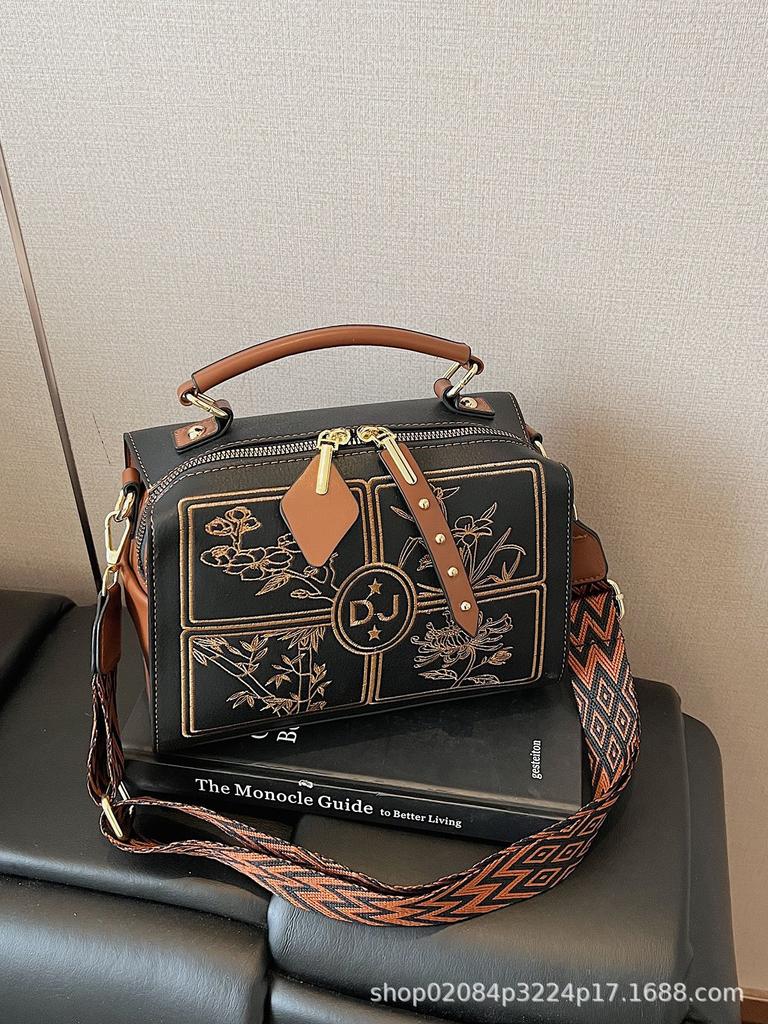 2025 new printing clear texture high leisure trend simple temperament messenger bag handbag pillow bag