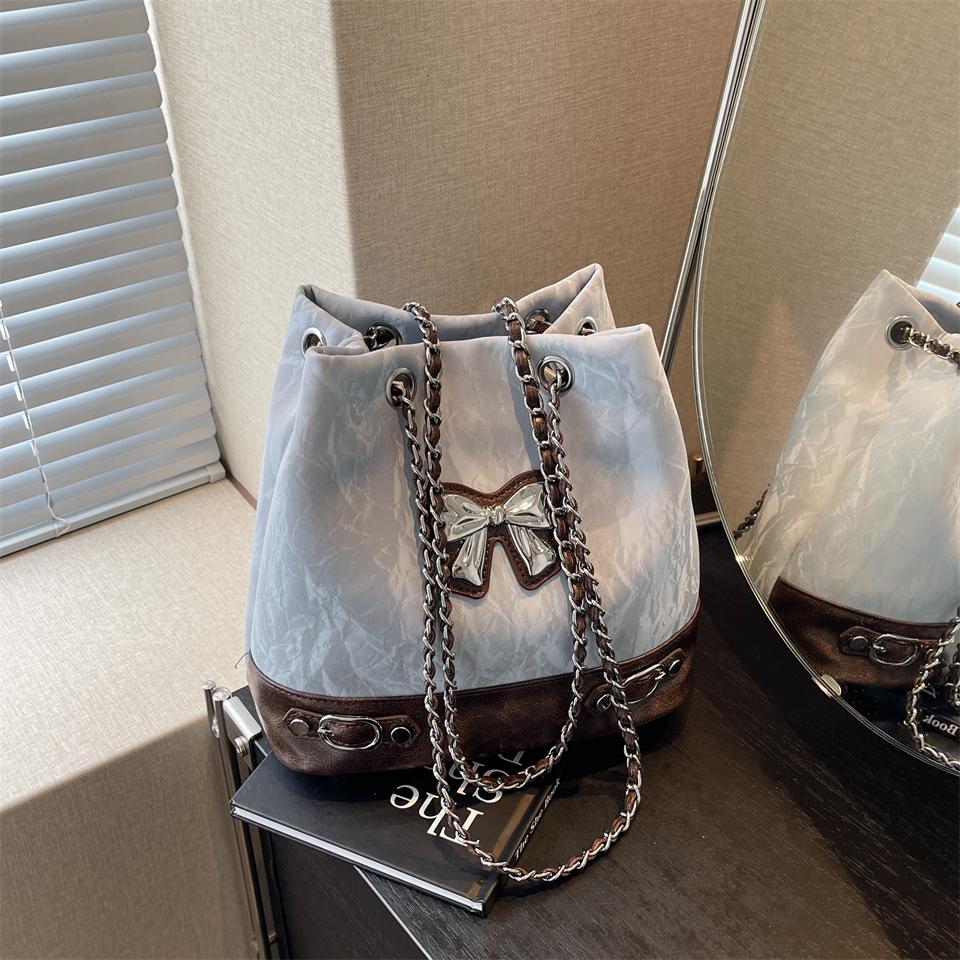 

Высококачественный материал PU, прекрасный сладкий ветер, популярная мода с жидким бантом для женщин, подарок на вечеринку, шопинг