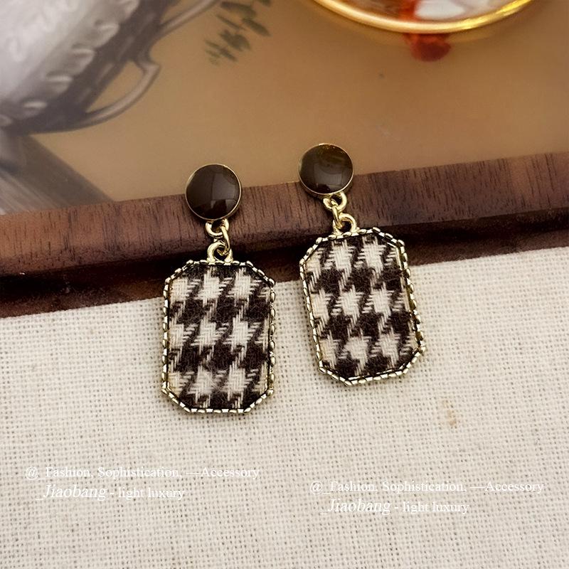 Elegant Black & White Plaid Earrings: Korean Style Versatile Studs, Trendy, High-Quality, Cool Women's Ear Jewelry