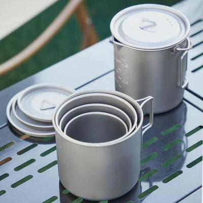Reine Titan Campingtasse mit Deckel und klappbarem Griff - Leichte Outdoor-Tasse und Geschirr