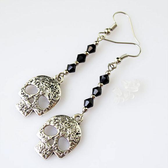 

New Gothic Retro Sliver Color Skull Bat Wings Black Crystal Bead Pendant Dangle Earrings for Women Halloween Party Scary Jewelry
