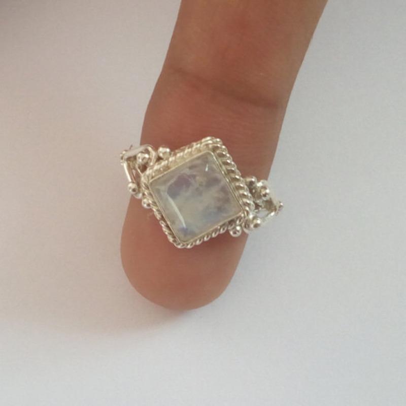 Neuer heiß verkaufter europäischer und amerikanischer Mode-Quadrat-Mondstein-Retro-Stil-Ring Damenschmuck