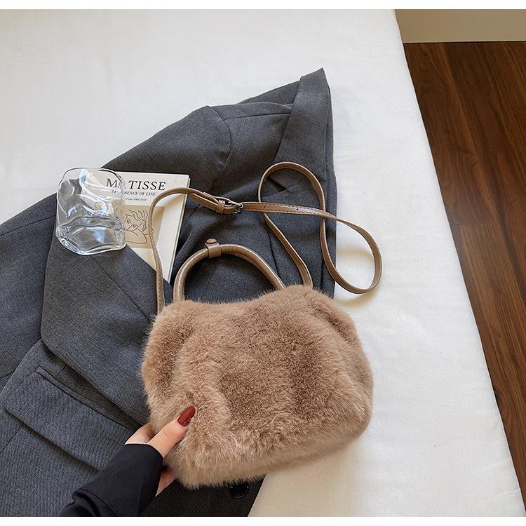 

Супер огонь милая портативная плюшевая сумка женская новая нишевая высокотекстурная осенне-зимняя для通勤 на плечо сумка-мессенджер